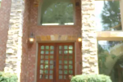 Image de Extraordinaire 4br plein de lumière naturelle, privé mais pratique pour le centre-ville