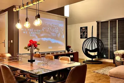 Image de Penthouse Duplex Loft Moderne avec Balcon et Gym