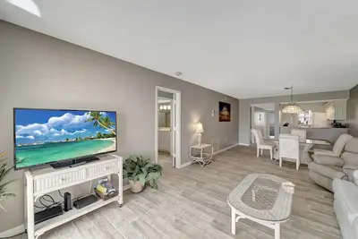 Image de Nouveau! 2br Venice Condo w / Pool, à 15 minutes des plages! Vues du parcours de golf!