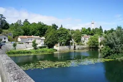 Image de Une propriété en pierre magnifiquement restaurée donnant sur la magnifique rivière Charente.