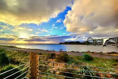 Image de Maison au bord de l'eau avec une vue magnifique sur la baie de Yaquina, le pont et la jetée sud
