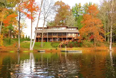 Image de Magnifique Lodge surplombant le magnifique lac Le 18 Pristine Acres Dans Asheville