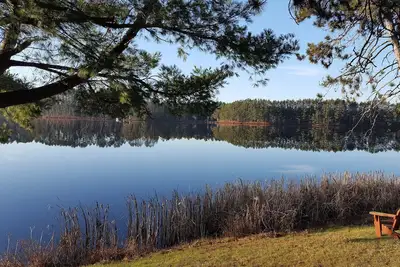 Image de Cabine Northwoods. Chasse au poisson motoneige Destination de réunion de famille