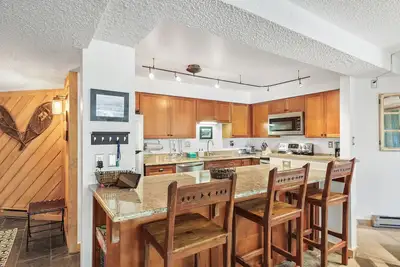 Image de Condo 2br 2ba (récemment rénové) 200yds à soulever - 2 blocs au centre-ville