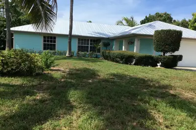Image de Joliment décoré la maison dans souhaitable Rocky Pt. région de Stuart près de l'eau