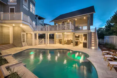 Image de Nouveau studio moderne: piscine privée / vaste salon extérieur, salle à manger et cuisine