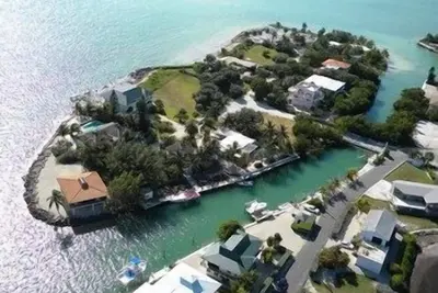 Image de “Magnifique maison de détente avec vue sur l'océan depuis les balcons, avec bain à remous et piscine”