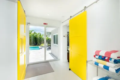 Fort Lauderdale rénové Wilton Manors au milieu du siècle moderne avec piscine privée.