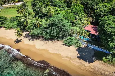 Image de Beachfront privée maison avec une piscine privée.