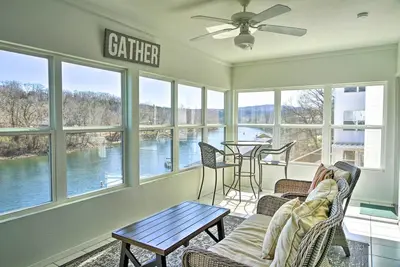 Image de Condo Waterfront Branson avec accès à la piscine et au quai!
