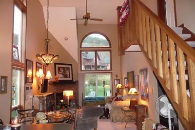 Image de En ville Belle maison de ville impeccable 4 lits 2 salles de bain complètes min aux pistes de ski
