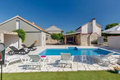 Image de Belle maison de vacances privée avec piscine privée, climatisation, Wifi, Tv, terrasse et parking