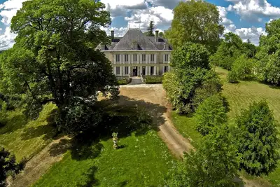 Image de Petit chateau Xix dans grand parc avec rivière et piscine. Mariages