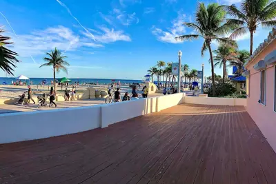 Image de Oceanfront Historical Home situé sur la promenade