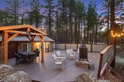 Image de Cozy Cottage sur Hidden Hollow, dans les pins.