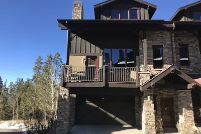 Image de 4 fr. Magnifique Townhome de luxe en montagne avec spa pour 6 personnes