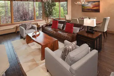 Image de Condo spacieux avec accès Ski-In | Centre de remise en forme + accès au bain à remous partagé