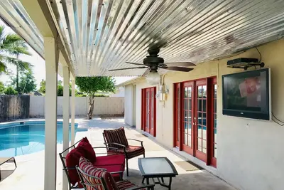 Image de Vieille ville! - 24 personnes! - Entertain Dist + Pool + Fire Pit + Bbq + Bars + Shopping