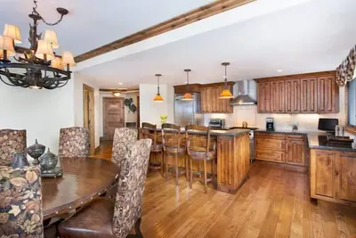 Image de Mountain Chic Residence, 12 personnes | Incroyable piscine sur le toit et bains à remous!