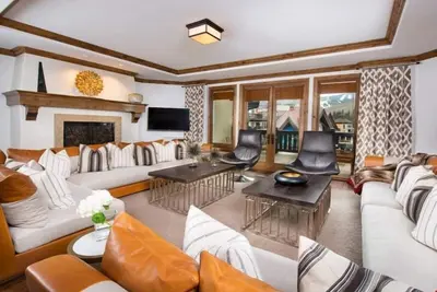 Image de 10 Personnes! Maison de Luxe + Cheminée Accès sur le Toit Piscine et Bain à Remous