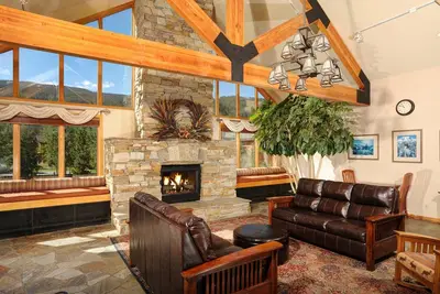 Image de Condo Montagne 4 Chambres avec Balcon Privé | Accès à la piscine et au bain à remous