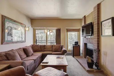 Image de Slopeside Spacieux Ski Condo près des magasins avec accès à 4 bains à remous!