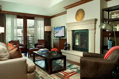 Image de Vue sur la montagne Condo + Balcon | Accès à la piscine, au spa, à la salle de jeux et à la salle de sport!