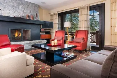 Image de Condo de luxe fantastique avec foyer au gaz et chambres spacieuses