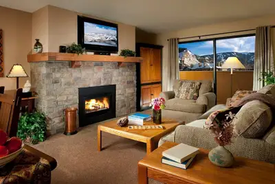 Image de Condo 3 chambres pouvant accueillir 8 personnes avec service de navette de ski gratuit!