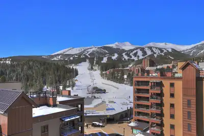 Image de Superbe condo en bord de piste dans un endroit magnifique près des boutiques!