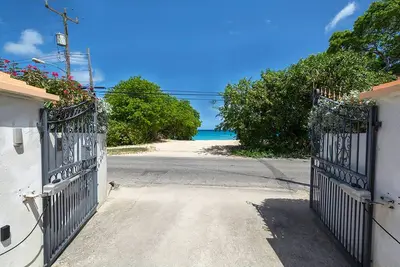 Image de ZenBreak - Villa Graceville est bien nommé et directement en face d'une belle plage de la côte ouest
