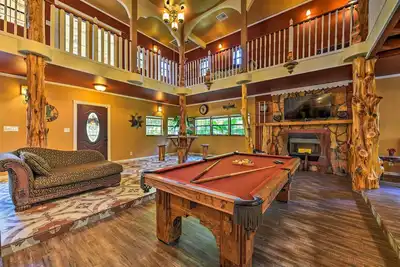 Image de Nouveau! Spacieux Conroe Home w / baby-foot et table de billard!