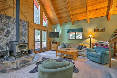Image de Chalet w / Wraparound Deck dans le village Big Trees!