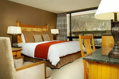 Cozy + Bright Lodge Room | Service complet spa juste en bas!