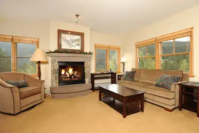 Image de Alpine Getaway pour 8! Balcon privé | Accès aux spas, au sauna et à la salle de sport