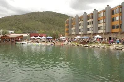 Image de Charmant condo 1 chambre au bord du lac avec accès à une piscine et un bain à remous