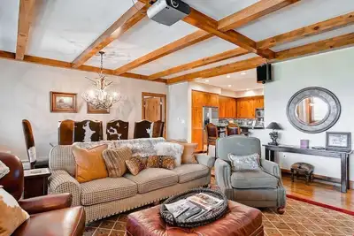 Image de Incredible Mountain - Condo de 2 chambres à coucher avec accès skis aux pieds | Accès à la piscine et au spa