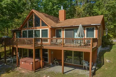 Image de Accueil de montagne avec spa extérieur et accès au lac