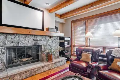 Image de Condo exquis avec accès skis aux pieds exclusif + foyer au gaz