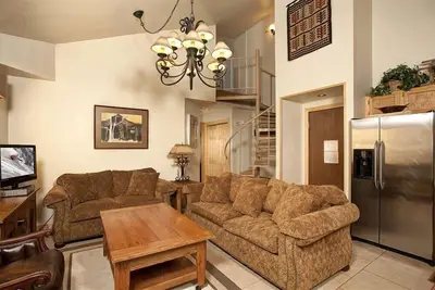 Image de Condo de montagne avec un loft | Accès au bain à remous et à la piscine inclus!