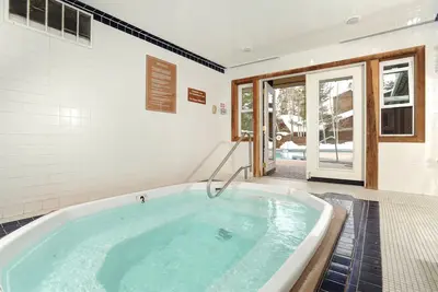 Image de Condo de montagne spacieux avec foyer | Accès à la piscine et au bain à remous