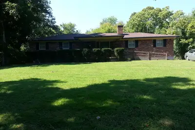 Image de Quaint & Cozy 4 Bedroom Home -2car garage attaché.