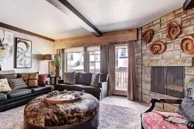 Image de Suite élégante à quelques pas de la télécabine! Accès à la piscine et 2 bains à remous!