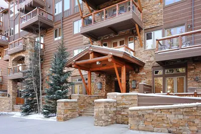 Image de Condo skis aux pieds avec balcon privé | Accès à un sauna, une piscine, un bain à remous et plus encore!