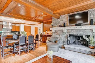 Image de Condo en pente avec balcon + cuisine équipée | Accès Piscine + Hot Tub!