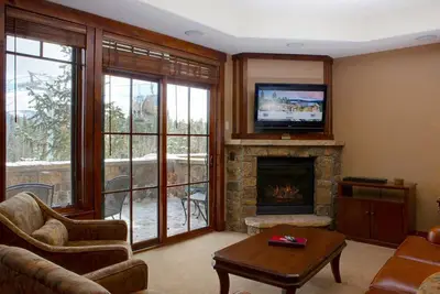 Ski-In Alpine Condo + Balcon | Très bien situé, accès aux bains à remous!