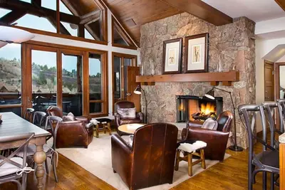 Image de Ski-In Condo avec foyer en pierre, cuisine équipée et balcon | Accès au spa!