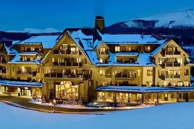 Image de Condo moderne Ski-in / Ski-out + cheminée et balcon | Accès aux spas