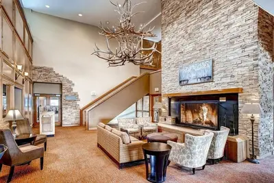 Image de Votre évasion en montagne | Warm + Cozy Lodge Room
