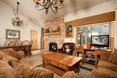 Image de Condo de luxe pour groupes avec foyer + cuisine complète | Accès au spa